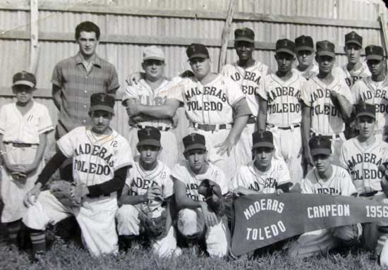 Rafael Rodriguez Ortiz ¨Felo¨ (Primero de izquierda a derecha arrodillado) integrando el equipo Maderas Toledo del año 1956